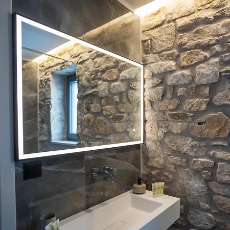 Elia Stone * Órmos Prínou