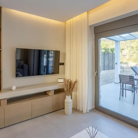 Elia Stone فيلة Órmos Prínou